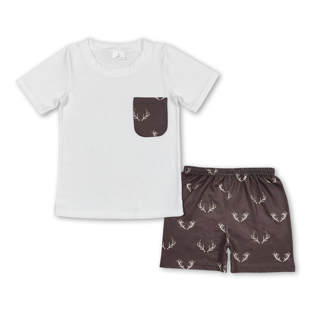 Kurzarmshirt mit Hirschtasche und Shorts für Jungen